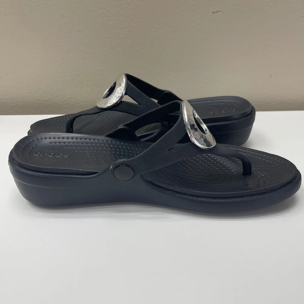 Crocs Sanrah Hammered Circle Wedge Sandals 8 Black Thong Flip Flops 204896